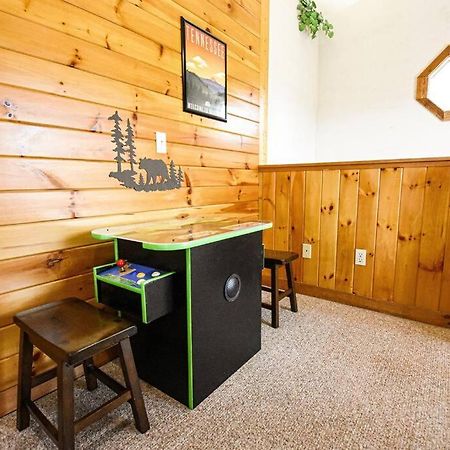 Four Private Suites - Hot Tub - Arcade - Fast Wi-Fi - One Minute To Parkway Fun Pigeon Forge Εξωτερικό φωτογραφία