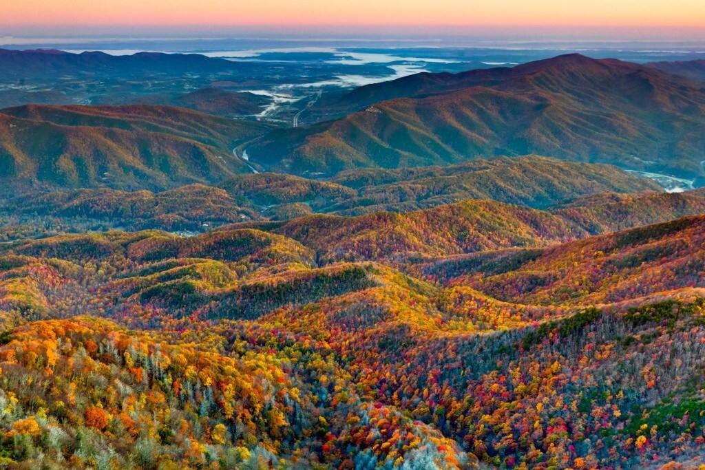 Four Private Suites - Hot Tub - Arcade - Fast Wi-Fi - One Minute To Parkway Fun Pigeon Forge Εξωτερικό φωτογραφία