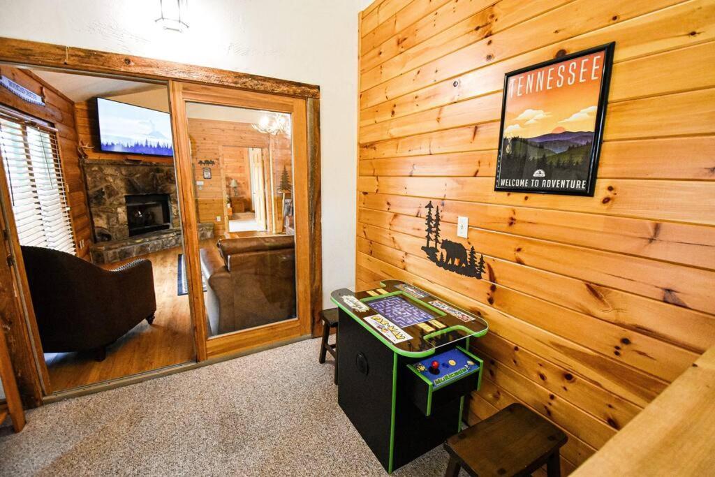 Four Private Suites - Hot Tub - Arcade - Fast Wi-Fi - One Minute To Parkway Fun Pigeon Forge Εξωτερικό φωτογραφία