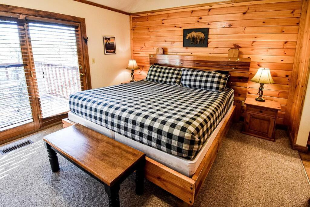 Four Private Suites - Hot Tub - Arcade - Fast Wi-Fi - One Minute To Parkway Fun Pigeon Forge Εξωτερικό φωτογραφία