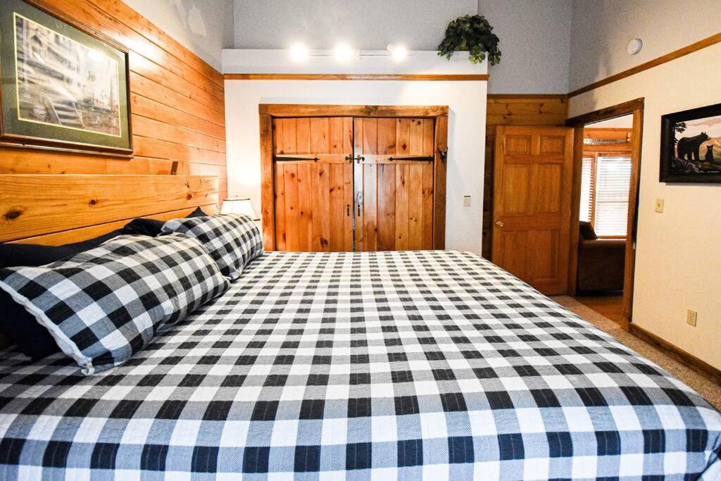 Four Private Suites - Hot Tub - Arcade - Fast Wi-Fi - One Minute To Parkway Fun Pigeon Forge Εξωτερικό φωτογραφία