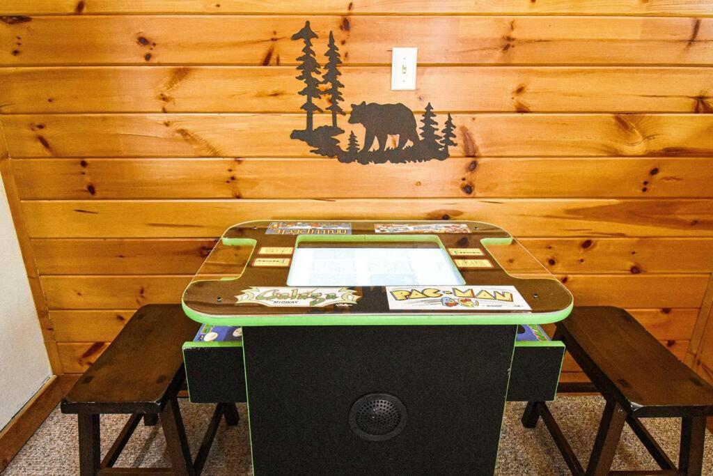 Four Private Suites - Hot Tub - Arcade - Fast Wi-Fi - One Minute To Parkway Fun Pigeon Forge Εξωτερικό φωτογραφία