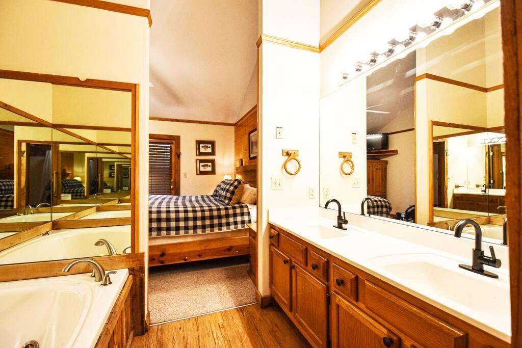 Four Private Suites - Hot Tub - Arcade - Fast Wi-Fi - One Minute To Parkway Fun Pigeon Forge Εξωτερικό φωτογραφία